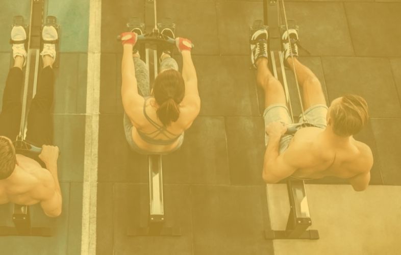 Fitte Menschen beim Training auf Rowern